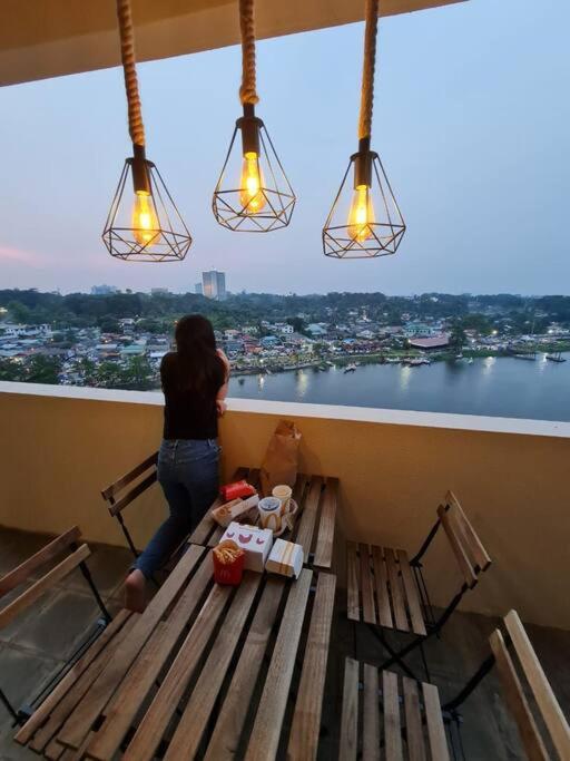 Lovely Waterfront Riverbank Suite With Pool A2 Кучинг Екстериор снимка