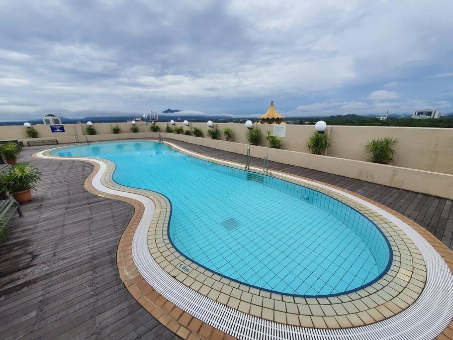 Lovely Waterfront Riverbank Suite With Pool A2 Кучинг Екстериор снимка