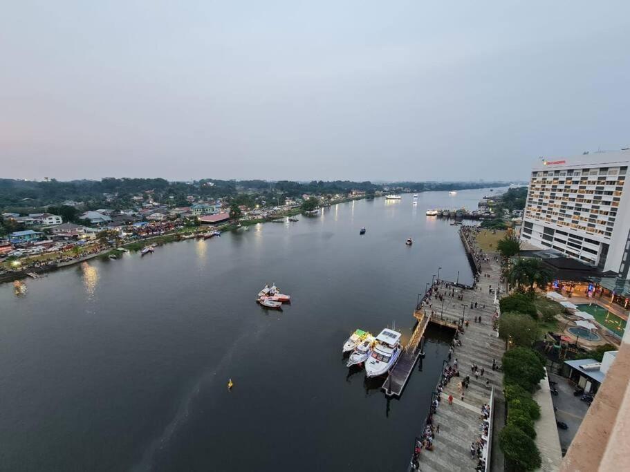 Lovely Waterfront Riverbank Suite With Pool A2 Кучинг Екстериор снимка